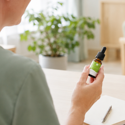 Teilnehmende einer Aromapflege-Fortbildung halten verschiedene Aromaöl-Fläschchen in den Händen